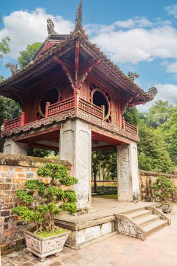 Van Mieu Edebiyatındaki Khue Van Cac köşkü - Vietnam ilk ulusal üniversitesi, 1070 yılında kuruldu.