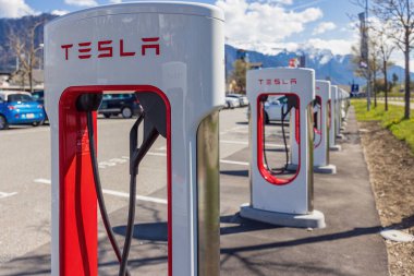 Tesla Superchargers bir otoparkta,