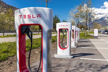 Tesla Superchargers bir otoparkta,