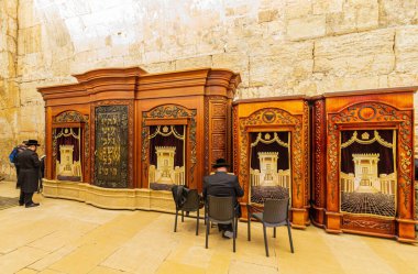 Batı Duvarındaki Mağara Sinagogu 'nun içindeki dualar..