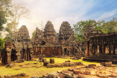 Antik Khmer mimarisinin kalıntıları, Ta Prohm tapınağı dev banyan ağaçları ile en ünlü seyahat yerlerinden biridir..