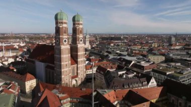 Münih Şehir Merkezi 'ndeki Frauenkirche Katedrali' nin yörüngesindeyiz.