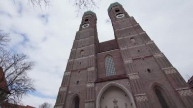 Sağ alttaki açı, Frauenkirche Katedrali 'nin ön cephesini gösteriyor.