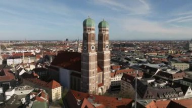 Frauenkirche Katedrali 'nin yörüngesinde, içeri giriyor ve üzerinde uçuyor.