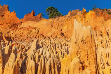 Bu eşsiz renkli oluşum Diego Suarez bölgesine özgüdür ve sadece 4x4 veya eski Renault R4 tarafından erişilebilir.