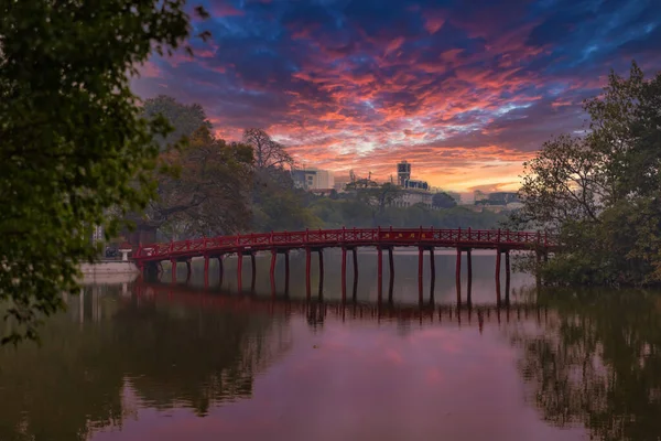 Röd Bro Över Hoan Kiem Lake Centrala Hanoi Vid Solnedgången — Stockfoto