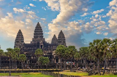 Popüler turizm ve seyahat merkezinin günbatımı. Antik tapınak kompleksi Angkor Wat..