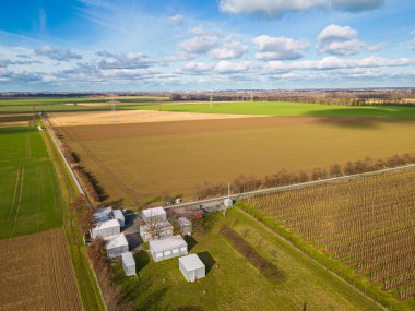 GEO600 yerçekimi dalga detektörü, teh Max Planck Yerçekimi Fiziği Enstitüsü tarafından çalıştırılır..