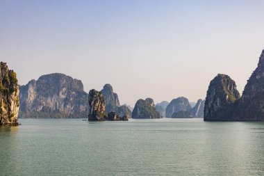 Halong Körfezi 'ndeki kireçtaşı dağ manzarası