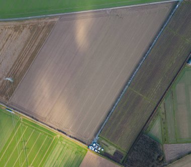 GEO600 yerçekimi dalga detektörü, teh Max Planck Yerçekimi Fiziği Enstitüsü tarafından çalıştırılır..