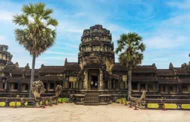 Siem Reap yakınlarındaki Angkor Wat tapınağına giriş.