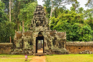 Siem Reap 'teki Angkor Wat kompleksindeki Ta Som tapınağına giriş