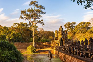 Angkor Thom Köprüsü ve Güney Kapısı