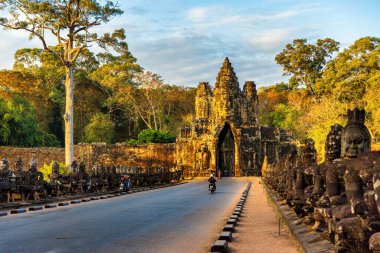 Angkor Thom Köprüsü ve Güney Kapısı