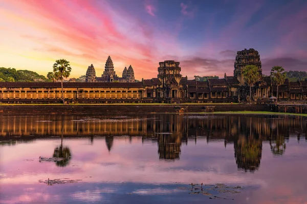 Panorama Templo Angkor Wat Refletindo Água Pôr Sol Perto Siem — Fotografia de Stock