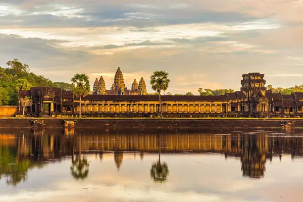 Antigo Templo Khmer Angkor Wat Iluminado Pelos Raios Sol Poente — Fotografia de Stock