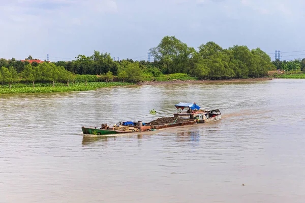 湄公河三角洲 装有载重的旧货船 — 图库照片