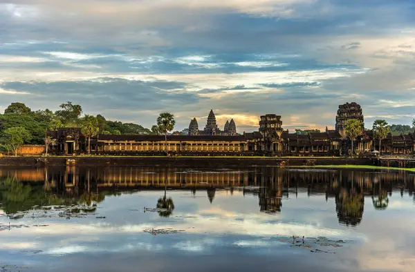 Kamboçya 'daki ünlü Angkor Wat tapınağı.