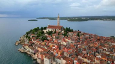 Eski Rovinj kasabasının günbatımı manzarası, denizdeki ünlü antik Hırvat kenti. Istria, Hırvatistan.