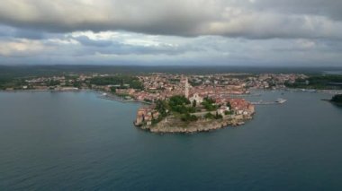 Eski Rovinj kasabasının günbatımı manzarası, denizdeki ünlü antik Hırvat kenti. Istria, Hırvatistan.