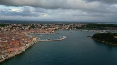 Eski Rovinj kasabasının günbatımı manzarası, denizdeki ünlü antik Hırvat kenti. Istria, Hırvatistan.