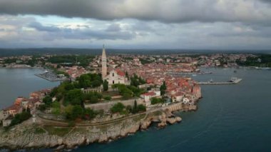 Eski Rovinj kasabasının günbatımı manzarası, denizdeki ünlü antik Hırvat kenti. Istria, Hırvatistan.
