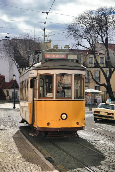 Eléctrico Vintage Amarelo Rua Lisboa Portugal Destino Viagem Famoso — Fotografia de Stock