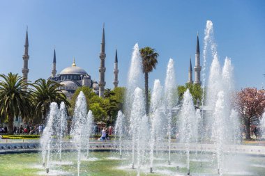 Sultanahmet 'in tarihi bölgesinde, Mavi Cami' yi ziyaret eden turistle günlük yaşam.
