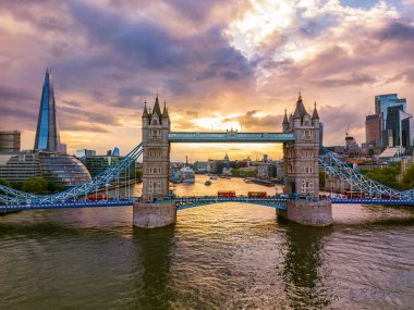 Gün batımından hemen önce Londra 'nın aydınlık kule köprüsüne ve ufuk çizgisine hava görüntüsü