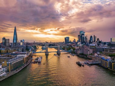 Gün batımından hemen önce Londra 'nın aydınlık kule köprüsüne ve ufuk çizgisine hava görüntüsü