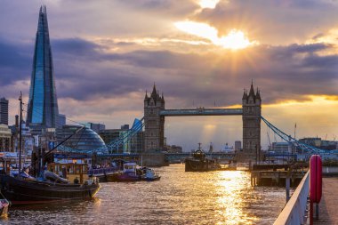 Gün batımından hemen önce Londra 'nın aydınlık kule köprüsüne ve ufuk çizgisine hava görüntüsü