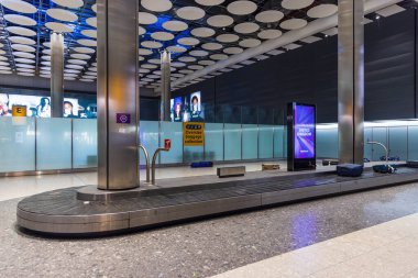 Londra Heathrow Havaalanı 'nın bagaj teslim yerinin içi..