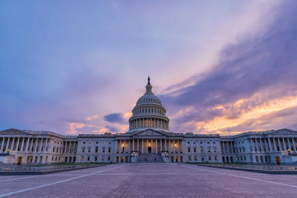Edificio Del Capitolio Los Estados Unidos Hora Azul Con Bandera —  Fotos de Stock