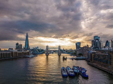 Gün batımından hemen önce Londra 'nın aydınlık kule köprüsüne ve ufuk çizgisine hava görüntüsü