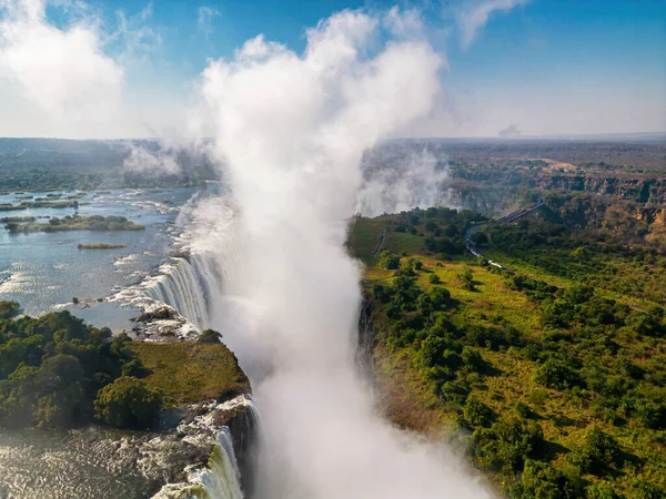 维多利亚瀑布是世界上最大的水幕 瀑布和周边地区是国家公园和世界遗产 — 图库照片