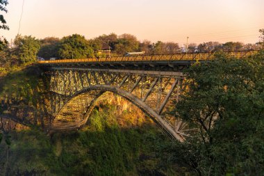 Livingstone ve Victoria Şelaleleri arasındaki köprünün gün batımı manzarası