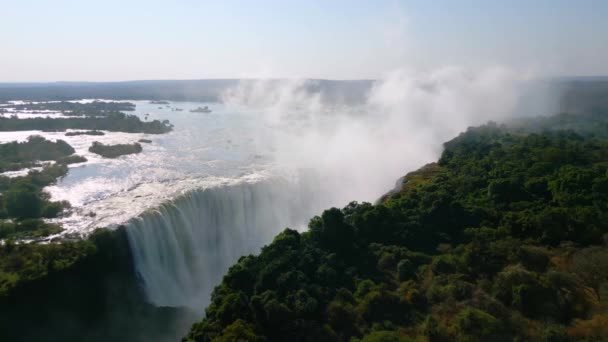 アフリカの冬の間にビクトリア滝を飛行するドローン — ストック動画