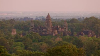 Angkor Wat 'ın günbatımında çekilmiş uzun mercekler.