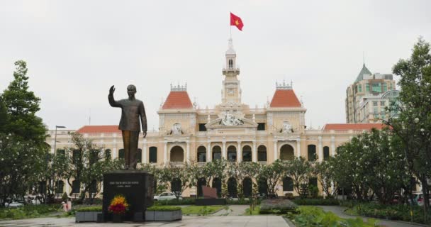 Das Rathaus Von Chi Minh Stadt Mit Chi Minh Statue — Stockvideo
