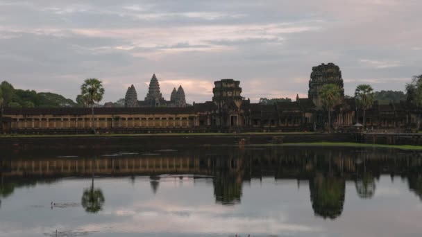Знаменитый Ангкор Ват Оле Возле Бассейна Время Заката — стоковое видео