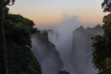 Zimbabwe Cumhuriyeti 'ndeki Victoria Şelaleleri' nde alacakaranlık. Yüksek kalite fotoğraf.