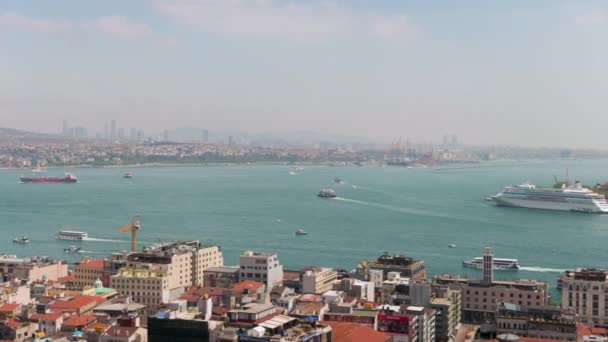 在伊斯坦布尔的金角湾上空喘息从加拉塔可以看到令人惊叹的城市景色 伊斯坦布尔天际线 — 图库视频影像