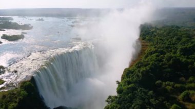 Afrika kışı boyunca Victoria Şelaleleri üzerinde İHA uçuşu