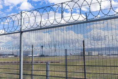 Londra 'daki İngiliz havaalanı Heathrow' da çitin üstünde dikenli telle çevrili güvenlik çiti.
