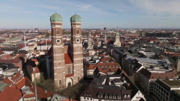 Voando Sobre Torres Catedral Frauenkirche Munique — Vídeo de Stock