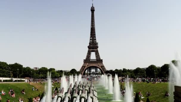 Eiffelturm Mit Artesischem Brunnen Wasserrausch Sommerurlaub Paris Sonnigen Tagen — Stockvideo