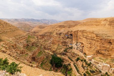 Wadi Qelt 'teki Choziba' lı Aziz George Manastırı 'nda antik kilisesi ve bahçeleri hâlâ yerleşim halinde..