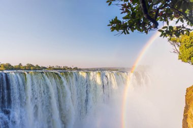 Victoria Şelalesi 'nin Zambezi nehri şelalesinde gökkuşağı manzarası