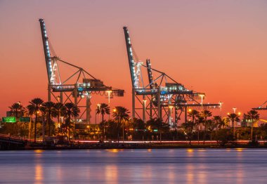 Miami limanında kan kırmızısı gün batımı
