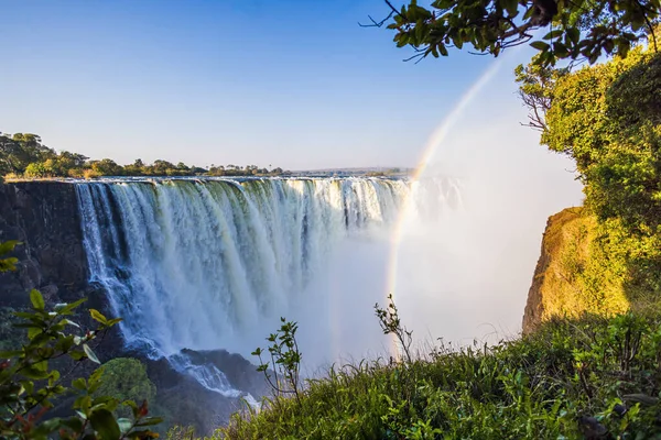 Vista Panorámica Del Arco Iris Arqueando Cascada Del Río Zambezi — Foto de Stock